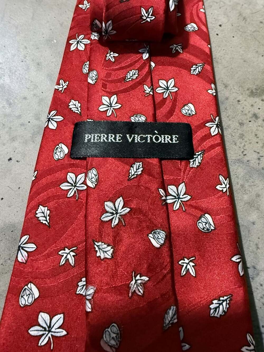 Pierre Victoire Vintage Red Silk Necktie with Leaf and Acorn Pattern - Picture 3 of 5